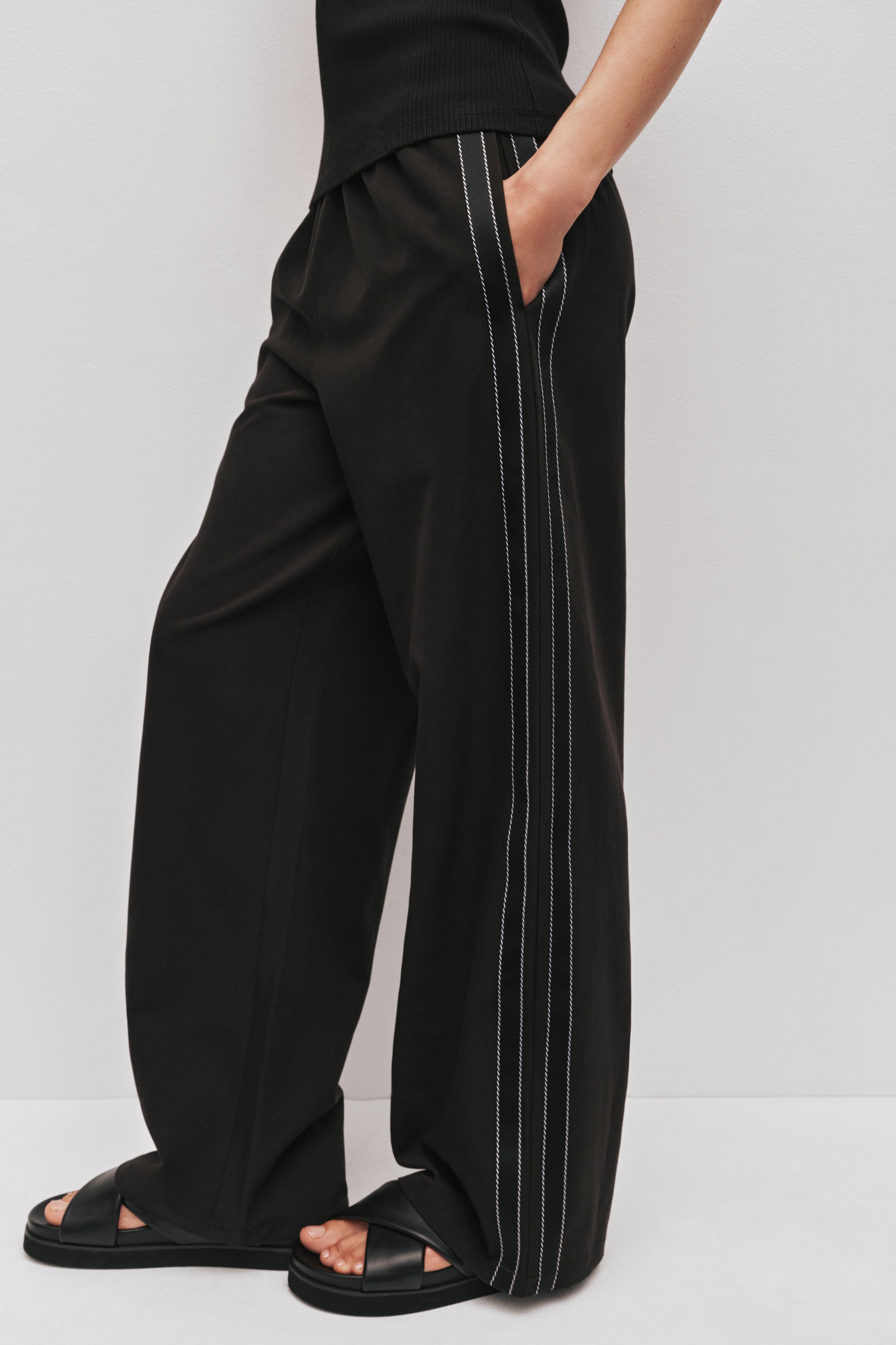 V Logo Elastic Waist
  Pants main image 0
