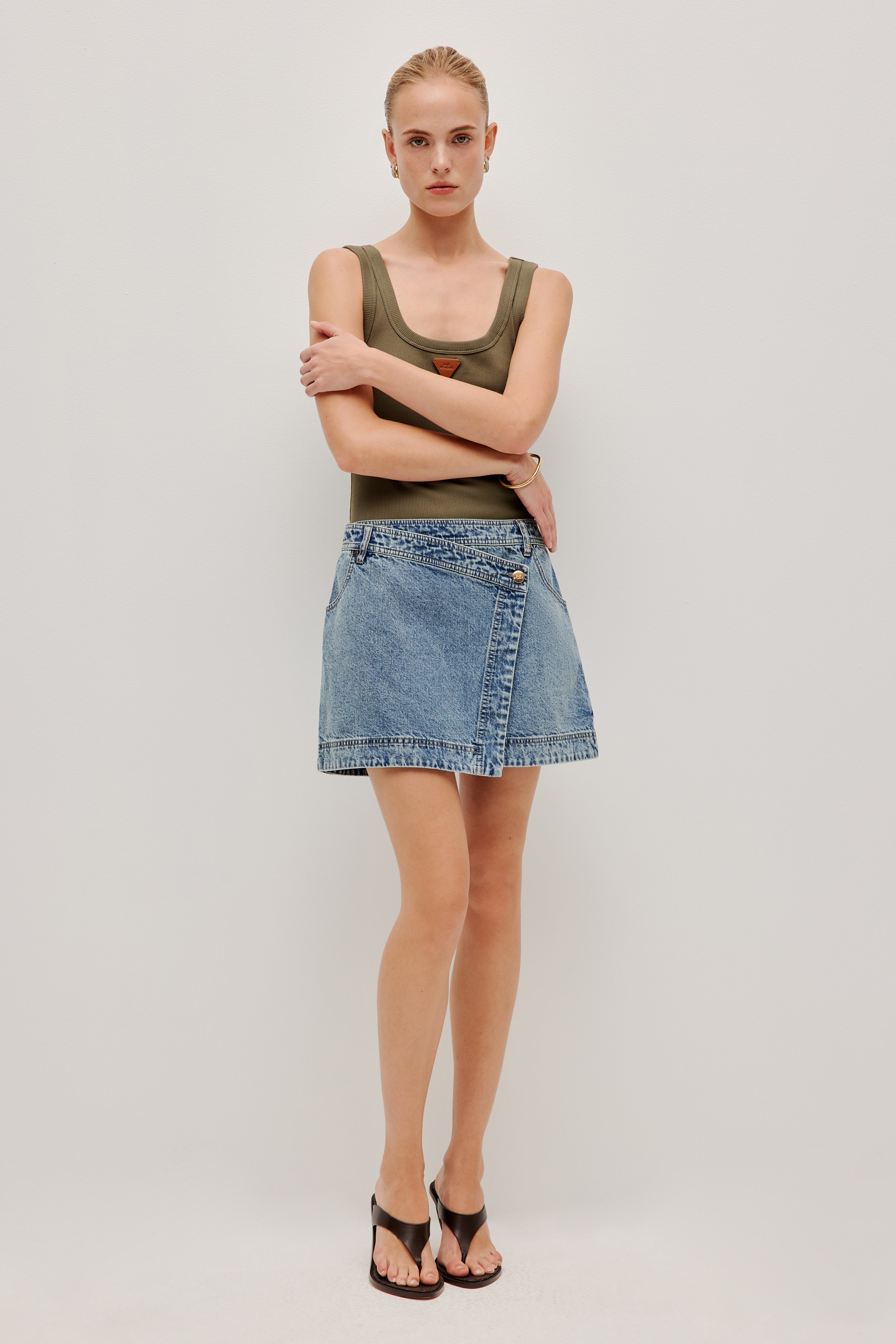 261AS1049_OLV_6_1767066406