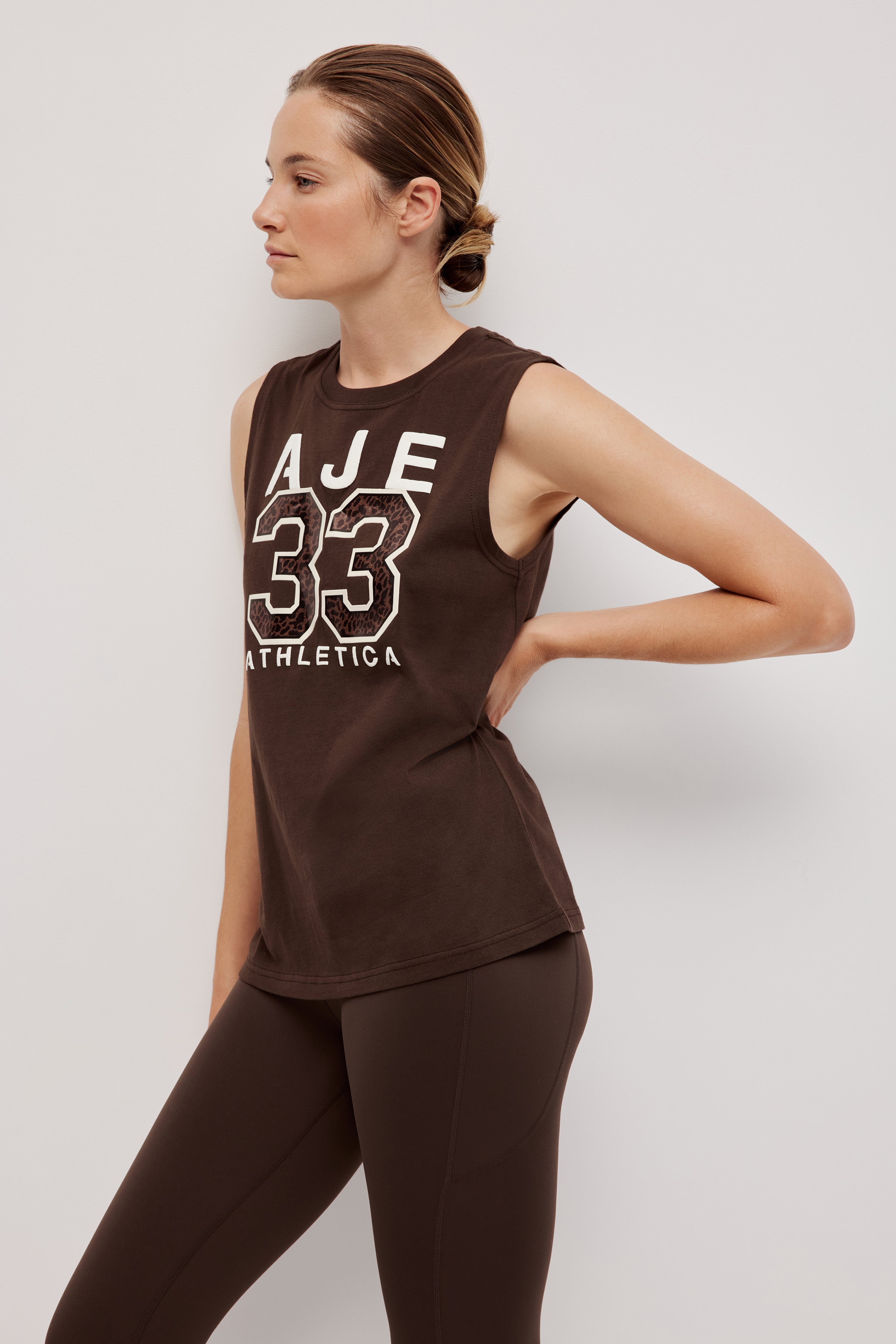 262AA1033_CHOC_5_1759904541