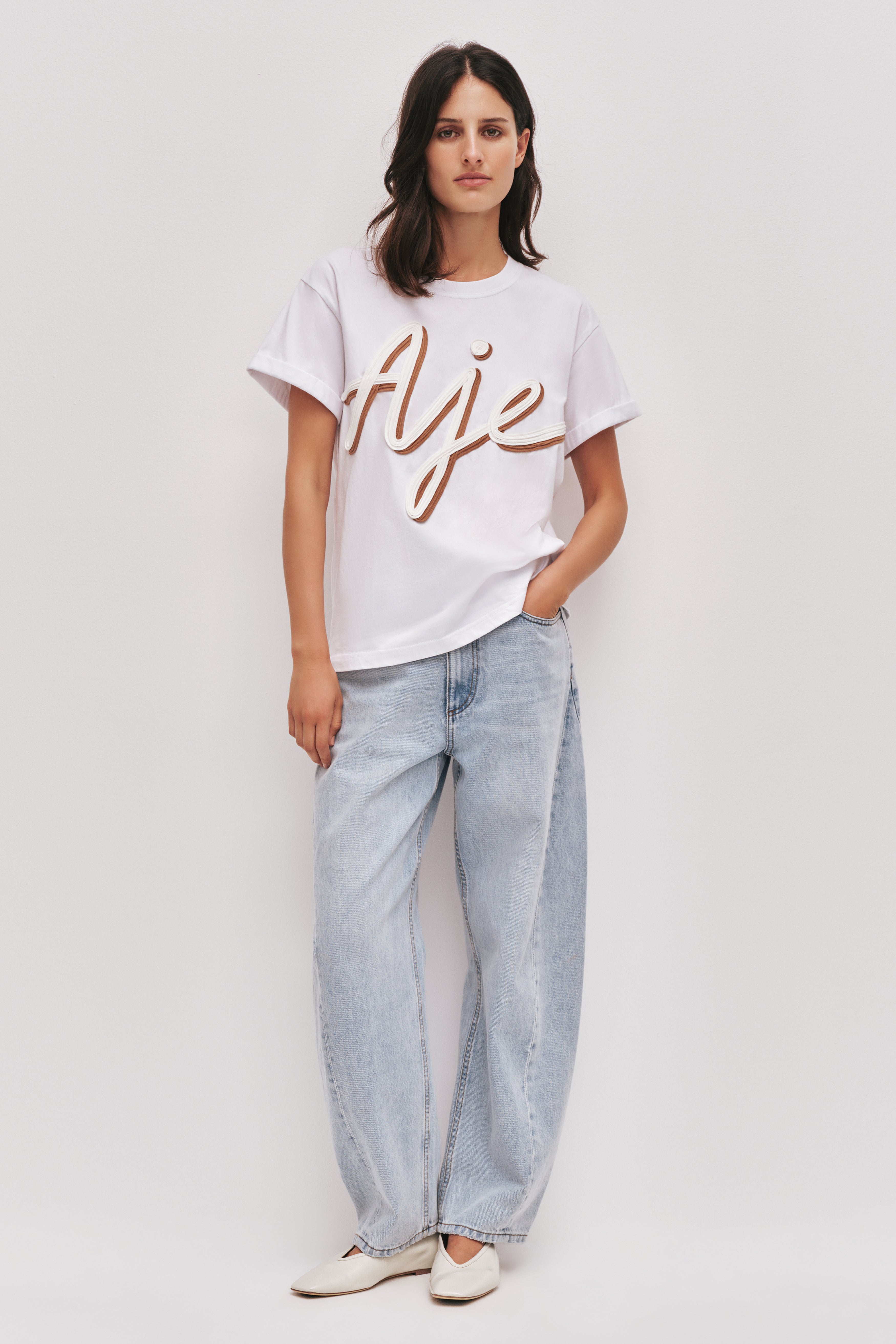 26RE1214_WHT-SND_1_1762927927