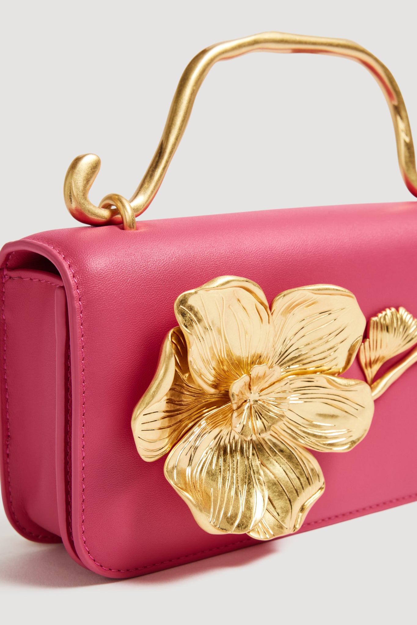 26RE6589_MGNTA_2_1760834854