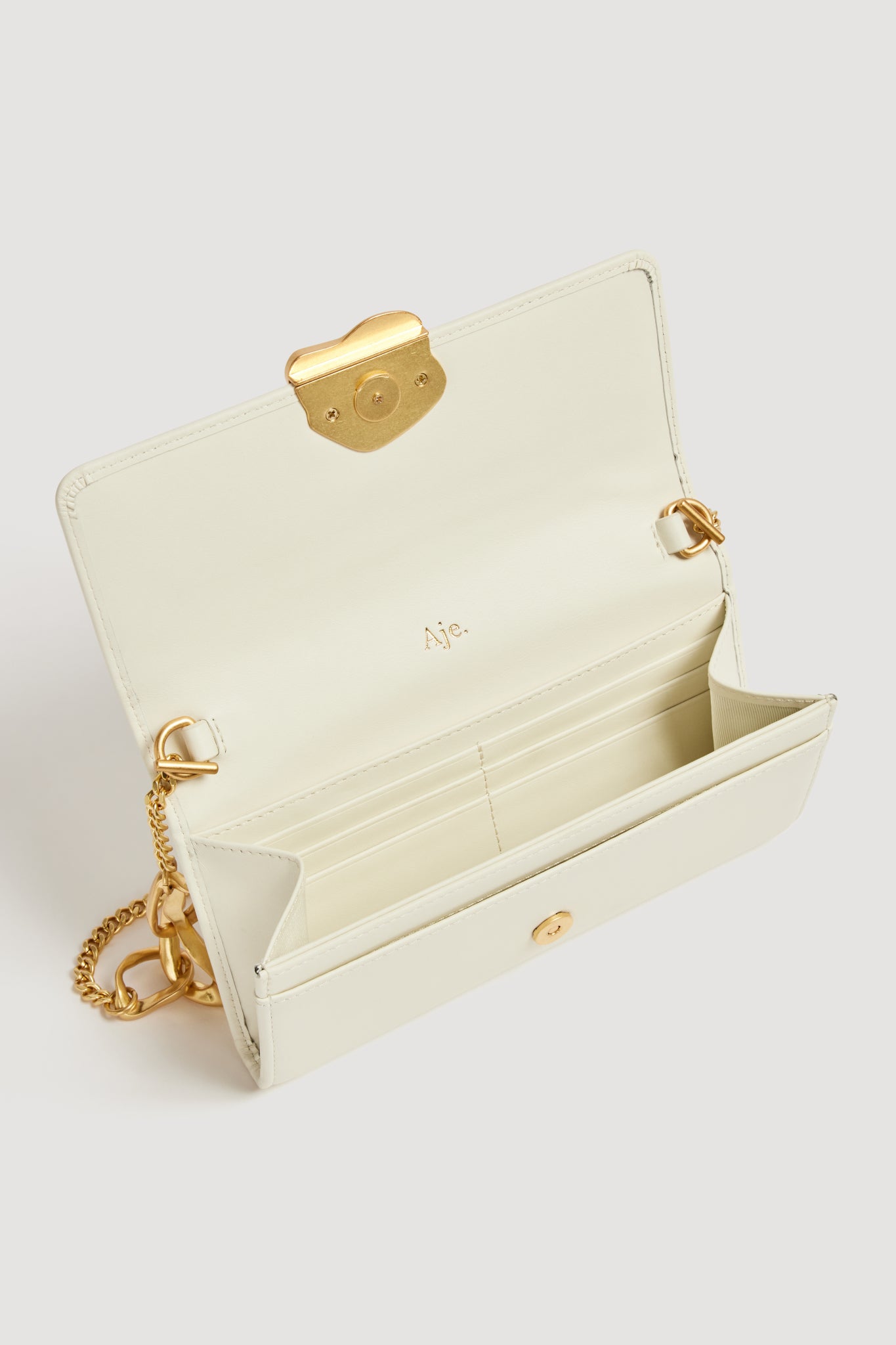 26RE6608_IVRY_4_aumsqw_1758788888