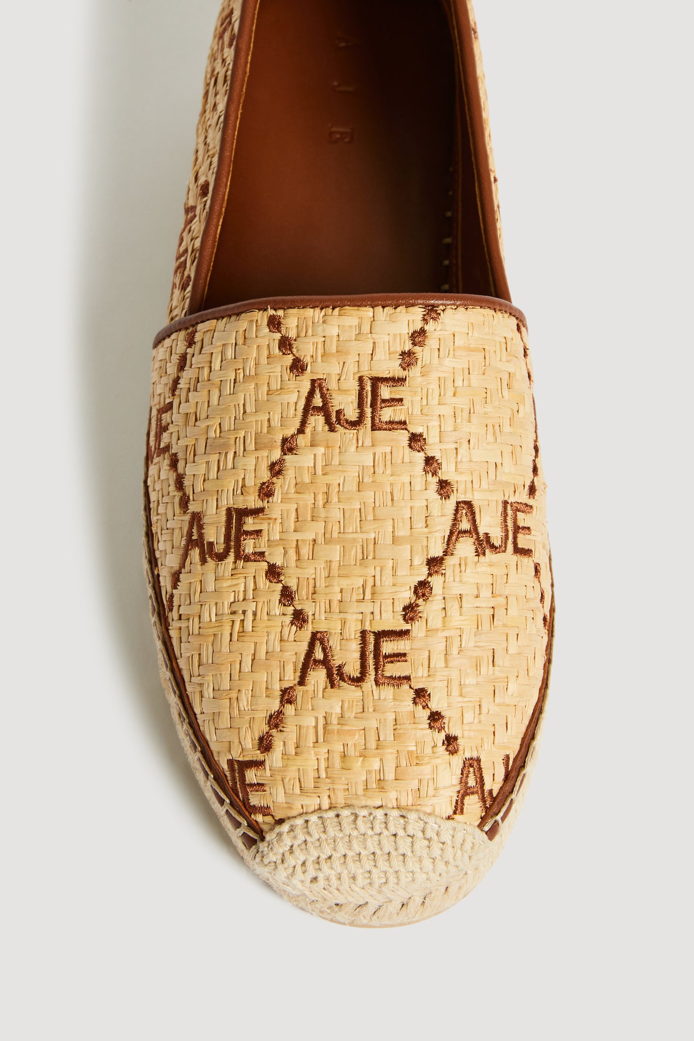 26RE7739_NAT-AMB-BR_3_1761285903