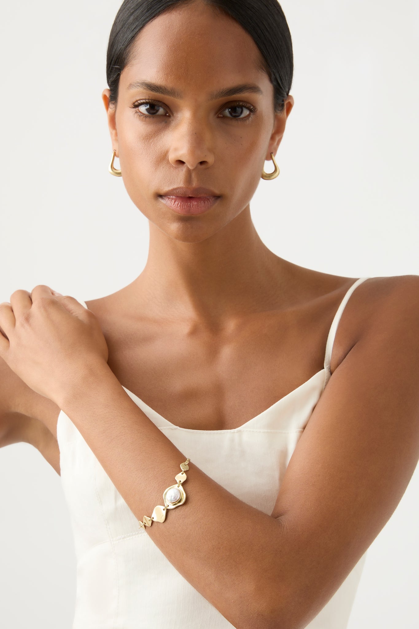 Gold. Iris pearl. Pearl. Gold bracelet. Aje. Everyday bracelet.